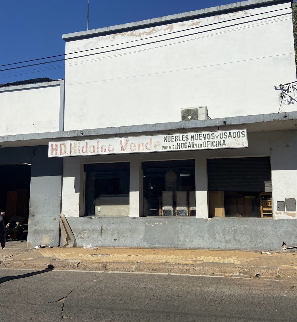 Frente del local Hidalgo Muebles con el cartel Muebles nuevos y usados para el hogar y la oficina